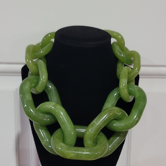 💚🔹️Piper K 🔹️Bold Green Resin Chunky  Statement 20" Necklace - Picture 3 of 10